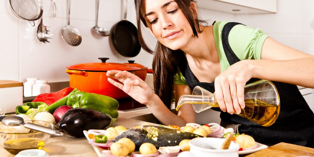 Para prevenir la aparición de la angina de pecho es importante que vigilemos nuestra dieta y que evitemos la obesidad así como los alimentos demasiado grasos que puedan aumentar el colesterol LDL