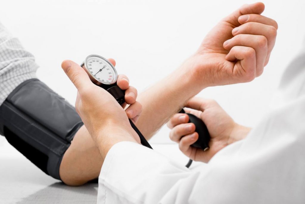 La hipertensión arterial es una patología crónica que consiste en el aumento de la presión arterial. Una de las características de esta enfermedad es que no presenta unos síntomas claros y que estos no se manifiestan durante mucho tiempo.