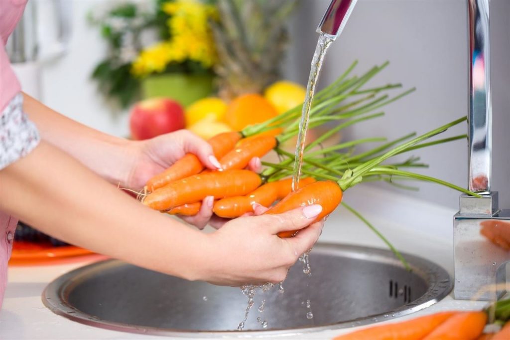 Es de vital importancia mantener una buena limpieza y lavado de vegetales y frutas para evitar enfermedades.