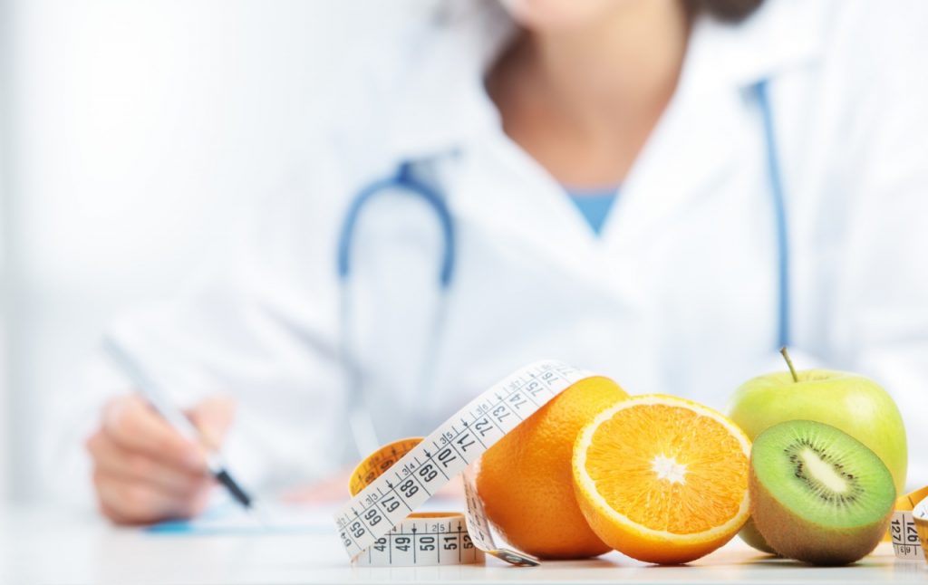 Mantener una dieta equilibrada junto con la realización de algún tipo de ejercicio físico, es una de las mejores armas para el control de la obesidad y el sobrepeso.